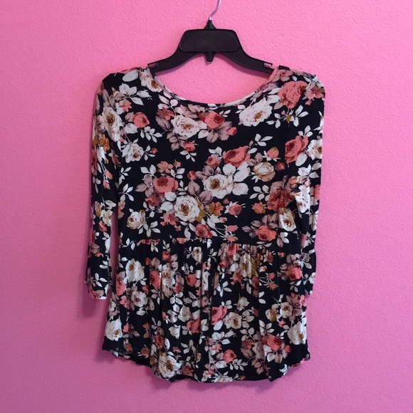 3/$20 🦋 Threads Studio Floral Ruffled Blouse - Picture 5 of 9